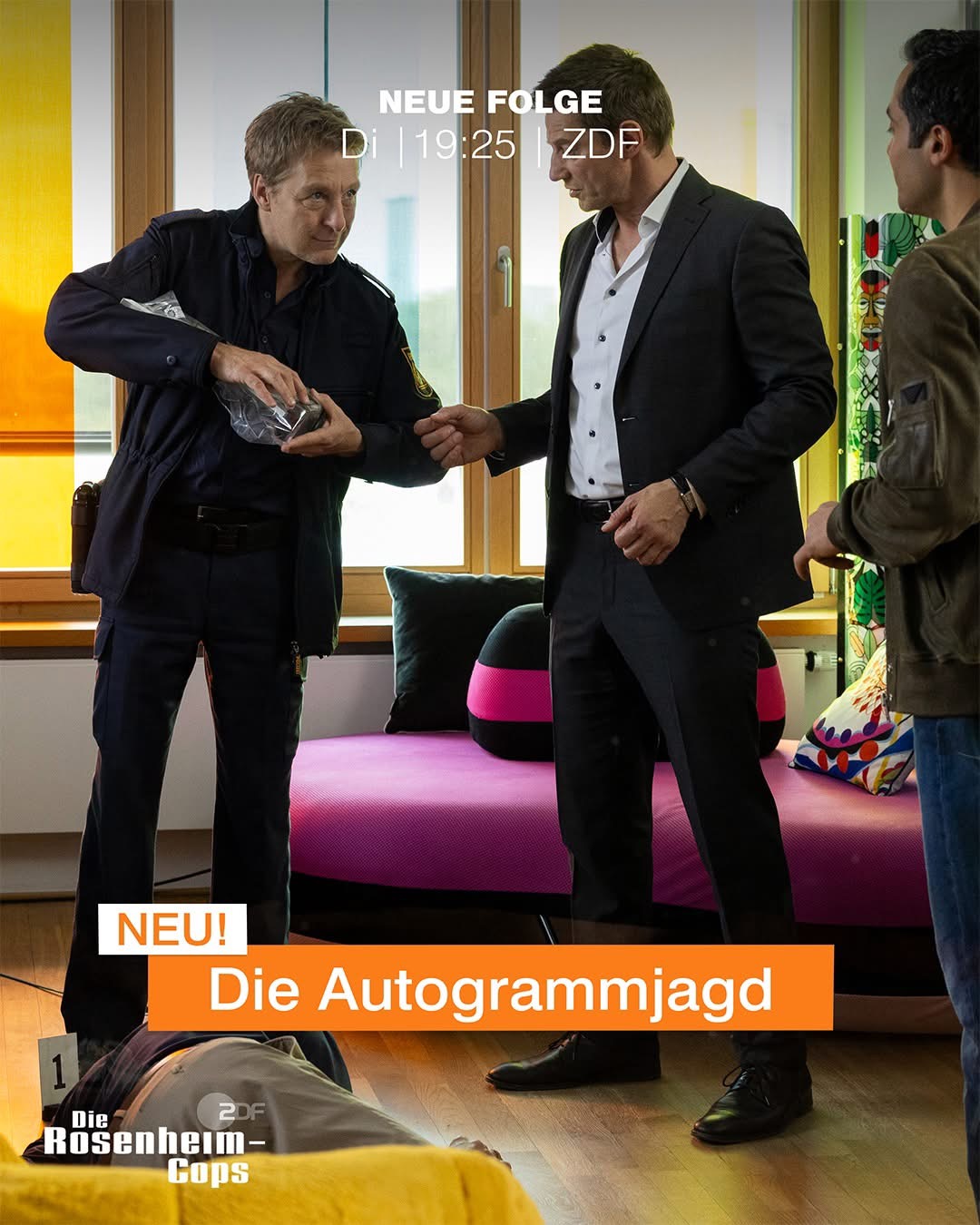 Szenenbild aus Die Rosenheim-Cops Folge Die Autogrammjagd, inszeniert von Regisseur Manuel Grabmann